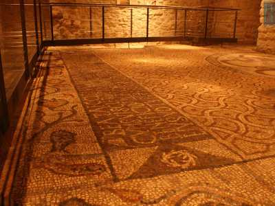 Si resta letteralmente incantati davanti al pavimento splendidamente restaurato pietra per pietra e realizzato con piccole tessere policrome. E� costituito da un vasto campo centrale, con motivo a scaglie, racchiuso da una cornice decorata con animali acquatici e pesci, tra cui il �baresissimo� polpo